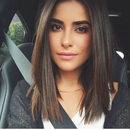 40 Chic Medium Hairstyles & Shoulder Length Haircuts 2023 - Her Style Code