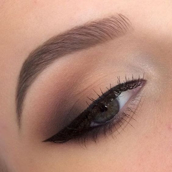 How to Even Out Oily Eyelids  