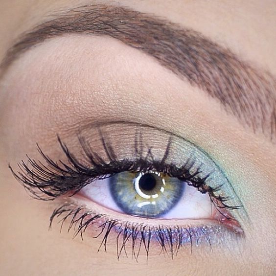 How to Even Out Oily Eyelids  