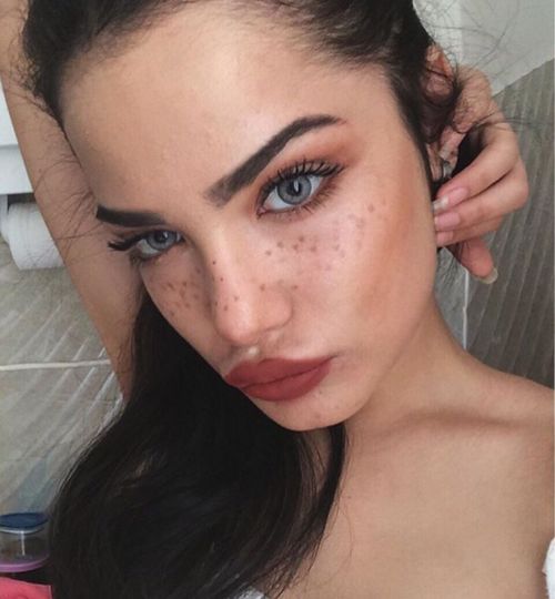 how to pull off fake freckles 1