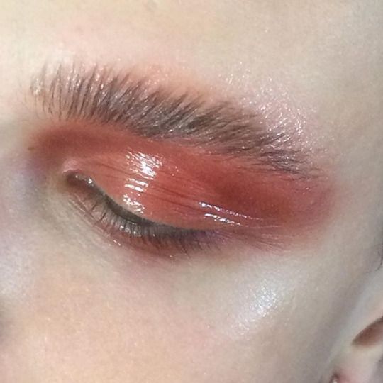 How to Rock Glossy Eyelids