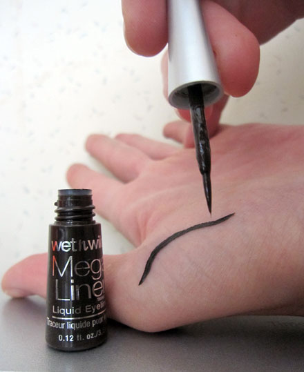 How to Prevent Your Eyeliner from Smudging