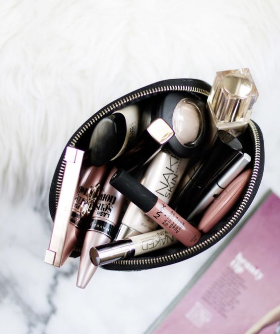 10 Beauty Items to Keep in Your Purse 10 Beauty Items to Keep in Your Purse