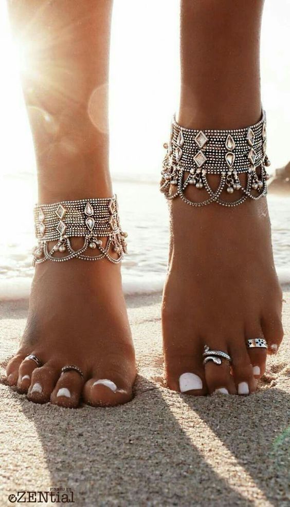 12 Ways To Accessorize Any Outfit