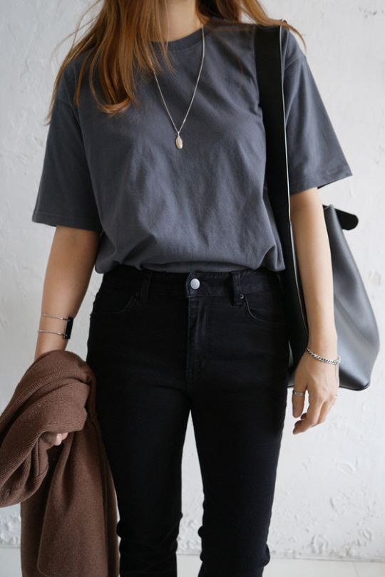 Daisy Pilgrim Shipwreck 7 Tips on How to Wear a Basic Tee More Fashionable - Her Style Code
