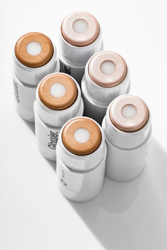 The Only 5 Products You Need for a Natural Makeup Look 4 Skincare + makeup = Haloscope, the galaxy’s first dew effect highlighter.