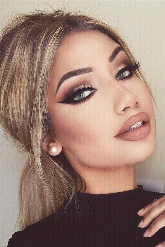 Cat eye makeup will never lose its popularity – many makeup artists would agree with this statement. Click to see our magnetizing cat eye makeup ideas!