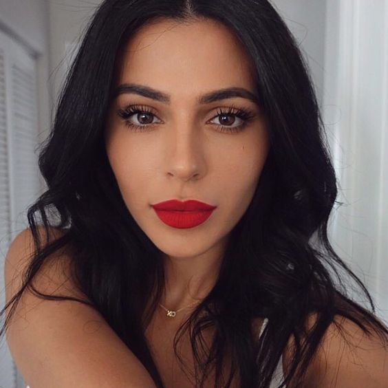 A killer combo. Bombshell YouTube beauty guru Teni Panosian wears the new Maybelline Spider mascara. The uniquely designed brush creates perfectly sculpted eyelashes for the celeb inspired lash look. It's just right for an evening party or date night when you want a bold but simple makeup look. Wear with a gorgeous red lip, like Teni does here, and all eyes will be on you.