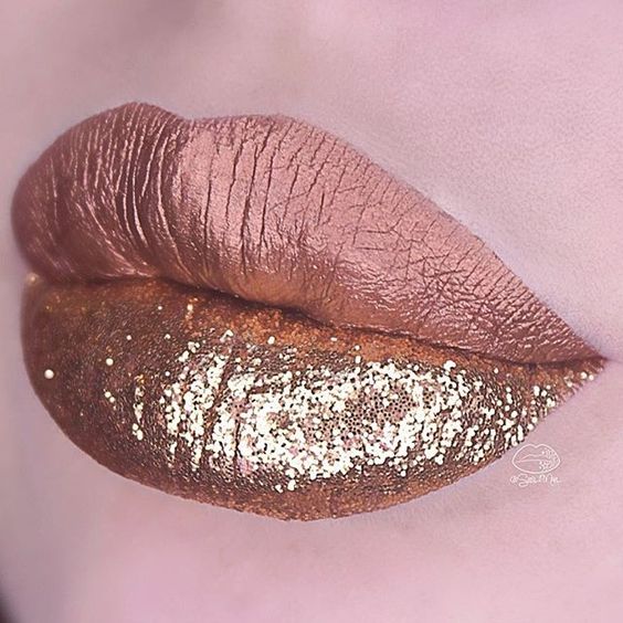 LANA metallic Velvetine looks gorge topped with gold glitter! ✨ Pick up our bronze Velvetine on limecrime.com, link in bio! Lip look by @sara_mua_: 