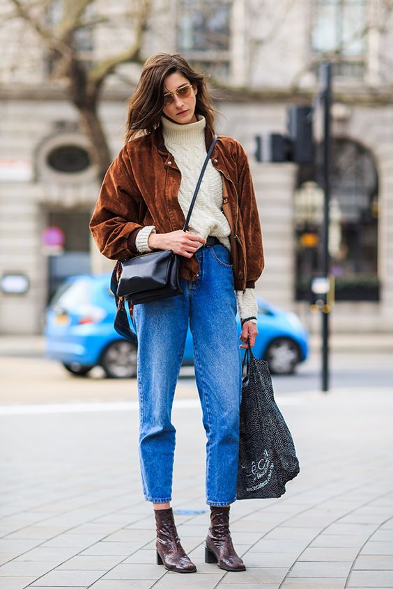 Cet hiver, pour battre le pavé avec style, il faut oser le mix jean court vintage et bottines. Entre esthétique 80’s et modernité, c’est la silhouette qui nous plaît.