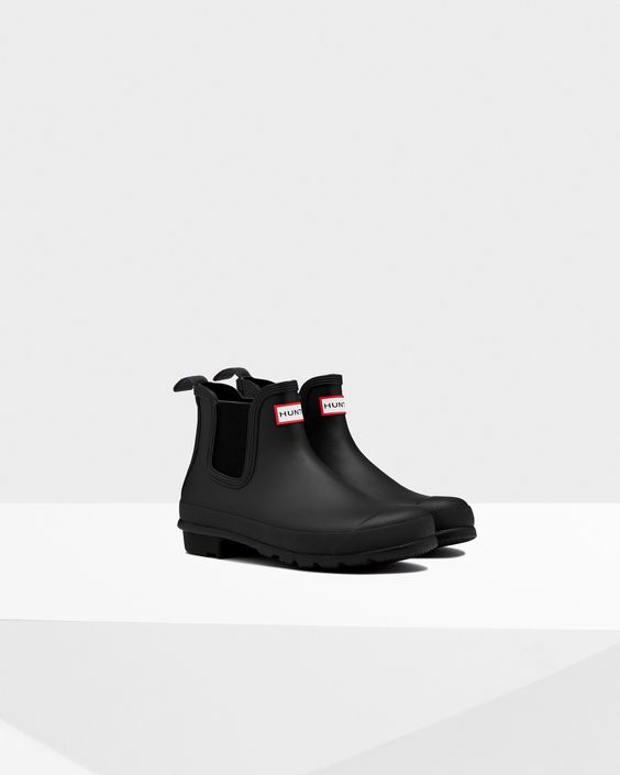 This handcrafted women's Chelsea boot is made from natural rubber, creating a waterproof design.