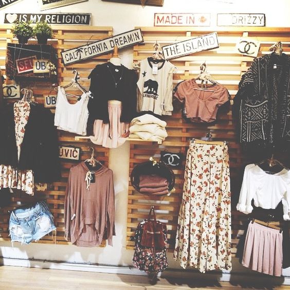 Brandy Melville // visual merchandising // store arrangement