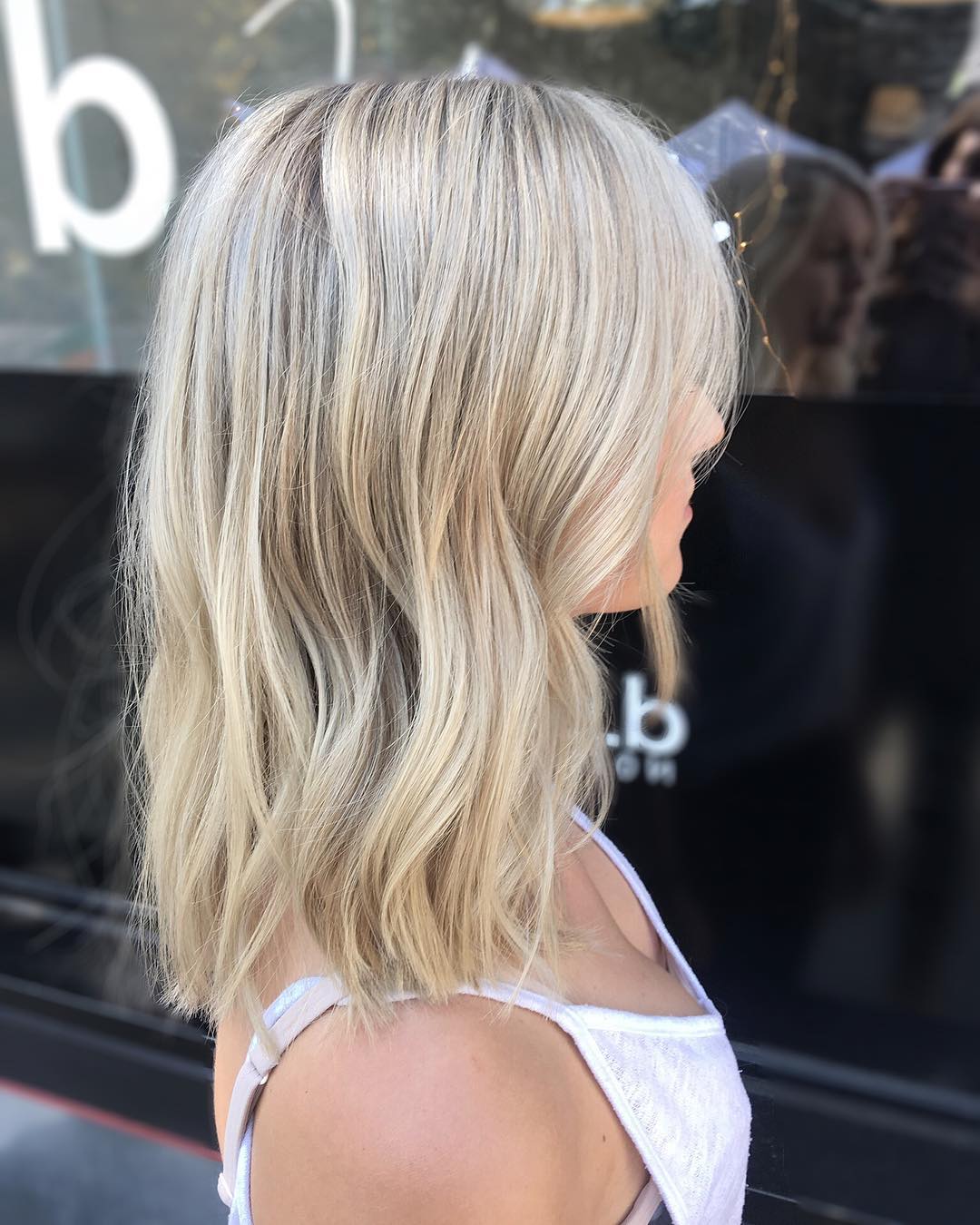 Shoulder-Length Wavy Warm Blonde Cut