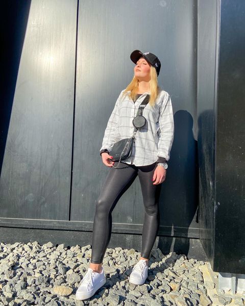 How to Wear White Sneakers: Styling Tips & Outfit Ideas (Feamle)