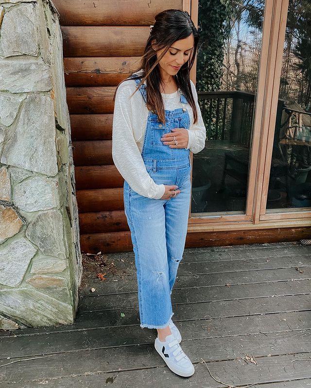 How to Wear White Sneakers: Styling Tips & Outfit Ideas (Feamle)