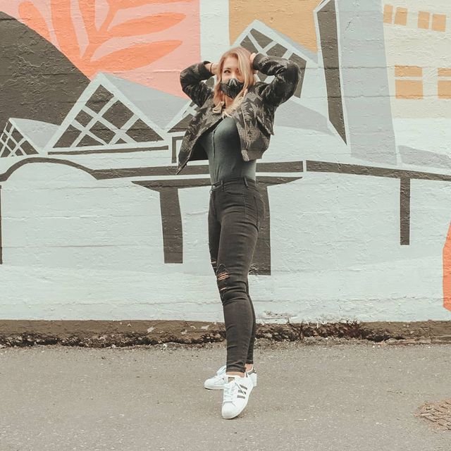 How to Wear White Sneakers: Styling Tips & Outfit Ideas (Feamle)