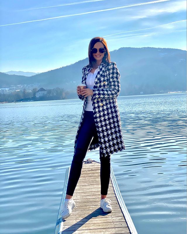 How to Wear White Sneakers: Styling Tips & Outfit Ideas (Feamle)