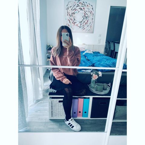 How to Wear White Sneakers: Styling Tips & Outfit Ideas (Feamle)