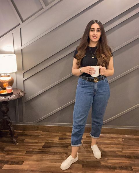 How to Wear White Sneakers: Styling Tips & Outfit Ideas (Feamle)