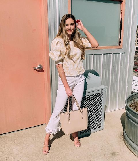 How to Wear White Jeans with This Season\'s Top New Fashion Trends How to Wear White Jeans with This Season\'s Top New Fashion Trends