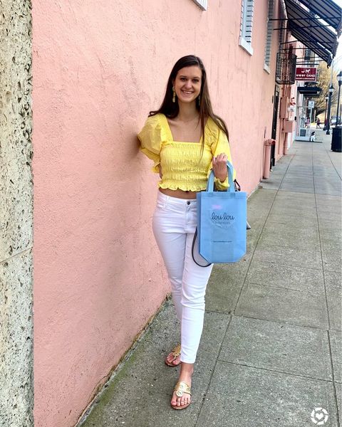 How to Wear White Jeans with This Season\'s Top New Fashion Trends How to Wear White Jeans with This Season\'s Top New Fashion Trends