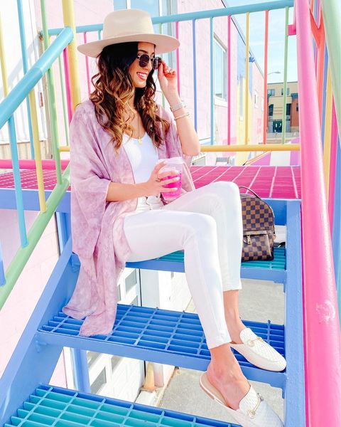 How to Wear White Jeans with This Season\'s Top New Fashion Trends How to Wear White Jeans with This Season\'s Top New Fashion Trends