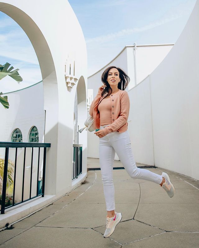 How to Wear White Jeans with This Season\'s Top New Fashion Trends How to Wear White Jeans with This Season\'s Top New Fashion Trends