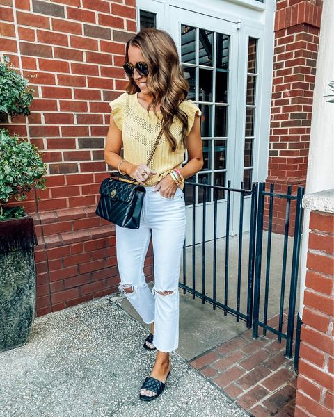 How to Wear White Jeans with This Season\'s Top New Fashion Trends How to Wear White Jeans with This Season\'s Top New Fashion Trends