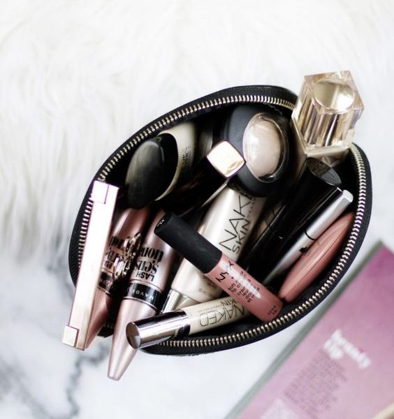 10 Beauty Items to Keep in Your Purse