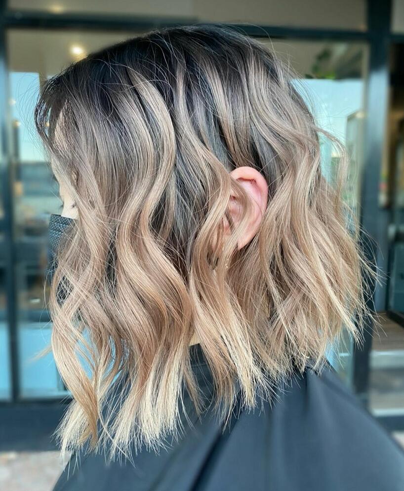 40 Chic Medium Hairstyles & Shoulder Length Haircuts 2023 - Her Style Code