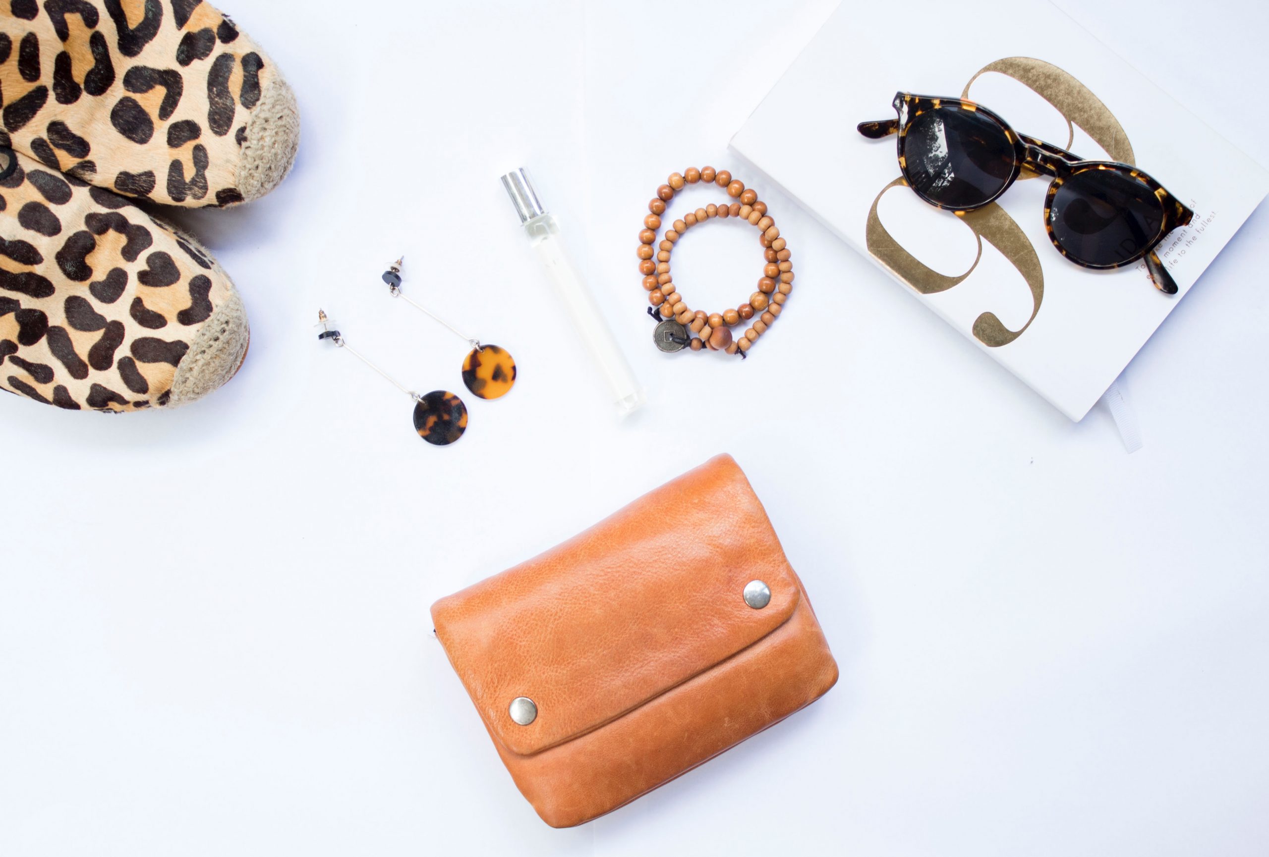 The Refined Monochromatic: How to Accentuate Your Plain Style 1 Women's Accessories