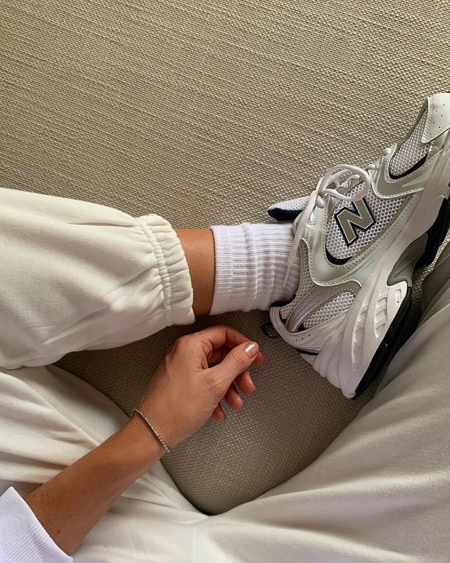 How to Wear White Sneakers: Styling Tips & Outfit Ideas (Female) - Her ...