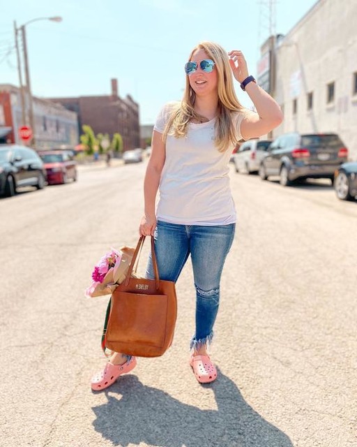 How to Wear Crocs Fashionably in Cute & Dainty Sandal Styles Her