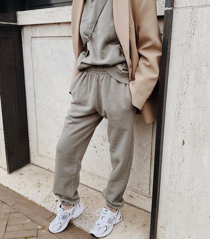 Top 9 what to wear with joggers 1 How to Wear Joggers (Womens Style Guide): 25 Jogger Pants Outfit ideas