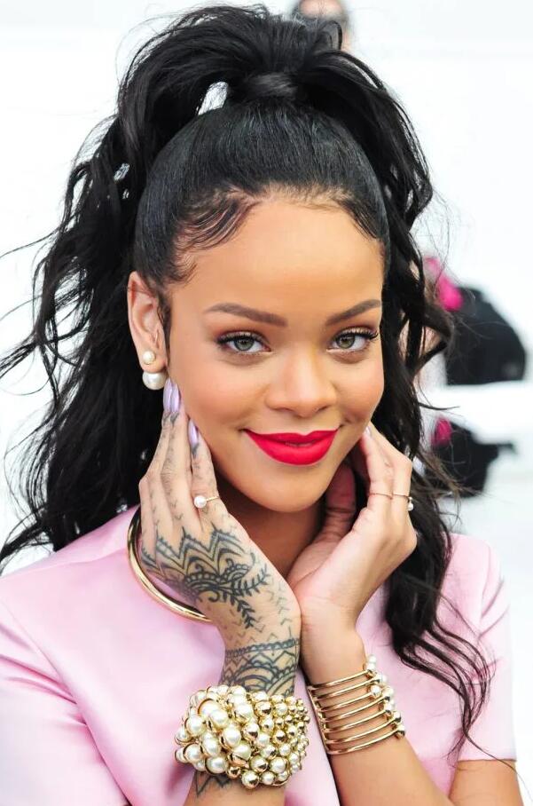 Rihanna-Lip-Color red