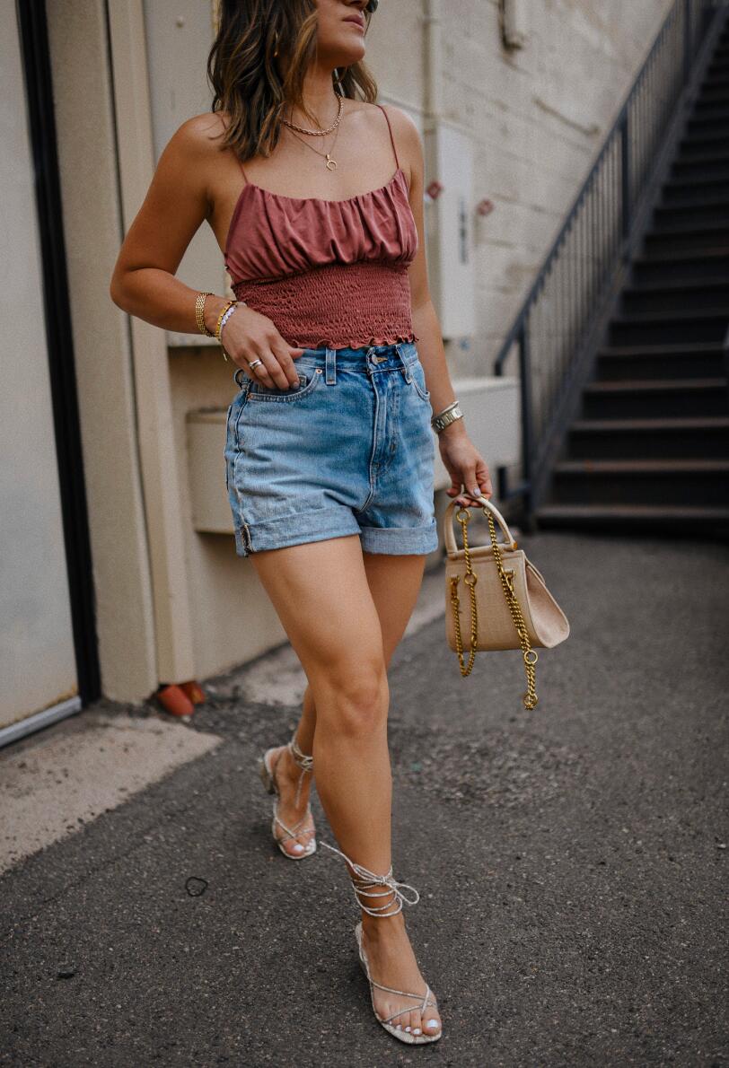summer chic mother shorts outfit