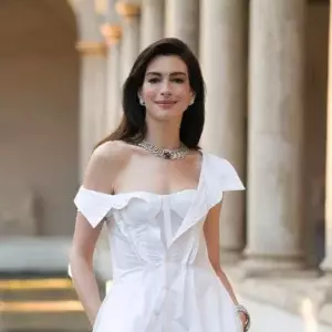 Anne Hathaway Outfit