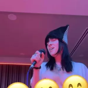 Billie Eilish Rocks a Poche Beanie