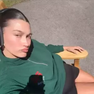Hailey Bieber outfit Fila Vintage Fleece