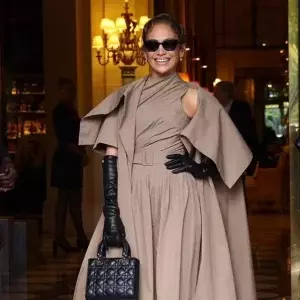 Jennifer Lopez Steals The Show In Dior At Paris Fashion Week
