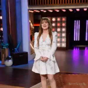 Kelly Clarkson's Fresh Belted Linen Mini Dress 1