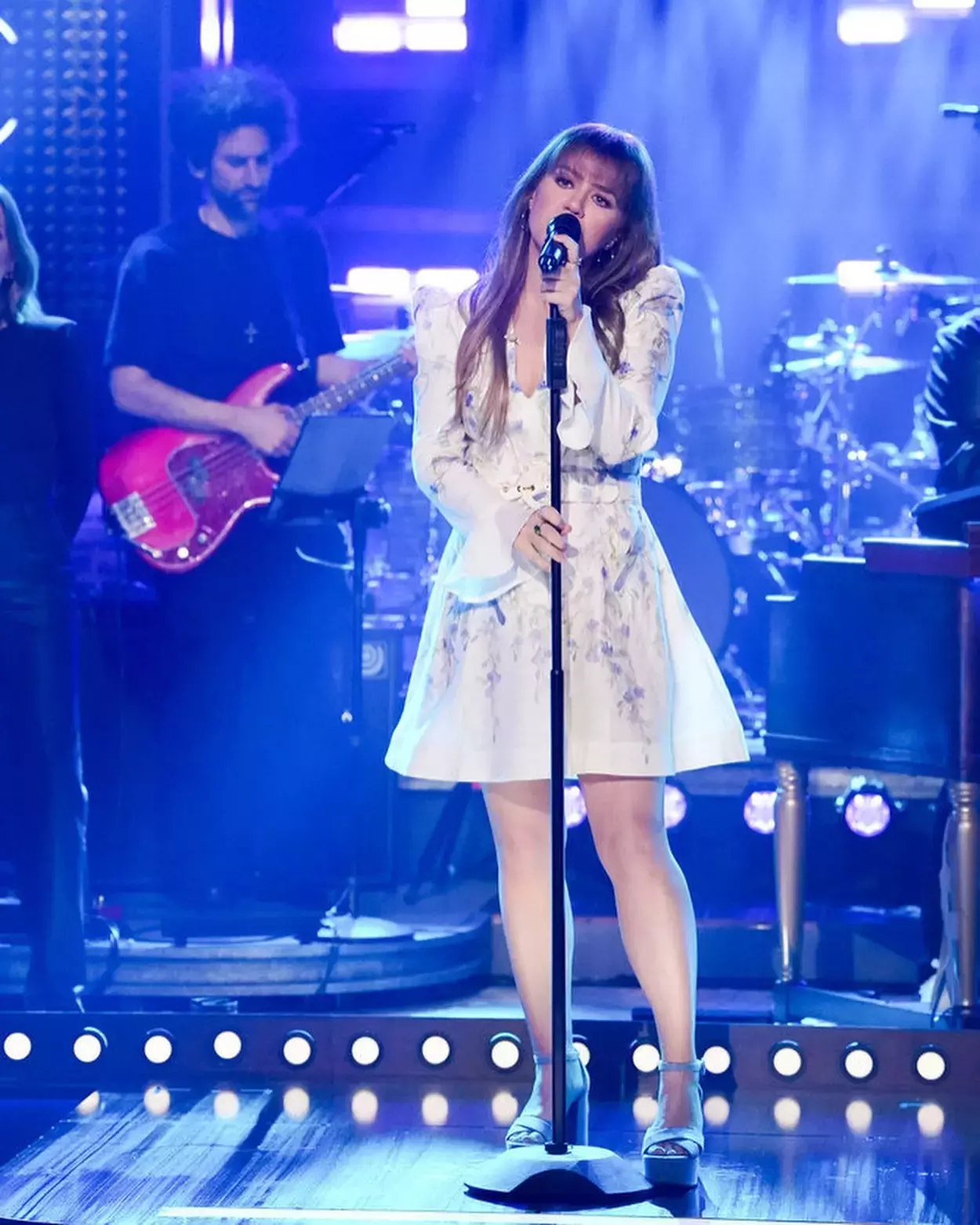 Kelly Clarkson's Fresh Belted Linen Mini Dress 2