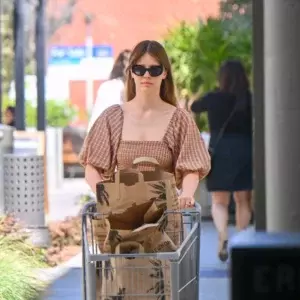 Mia Goths Effortlessly Cool Look In Pasadena