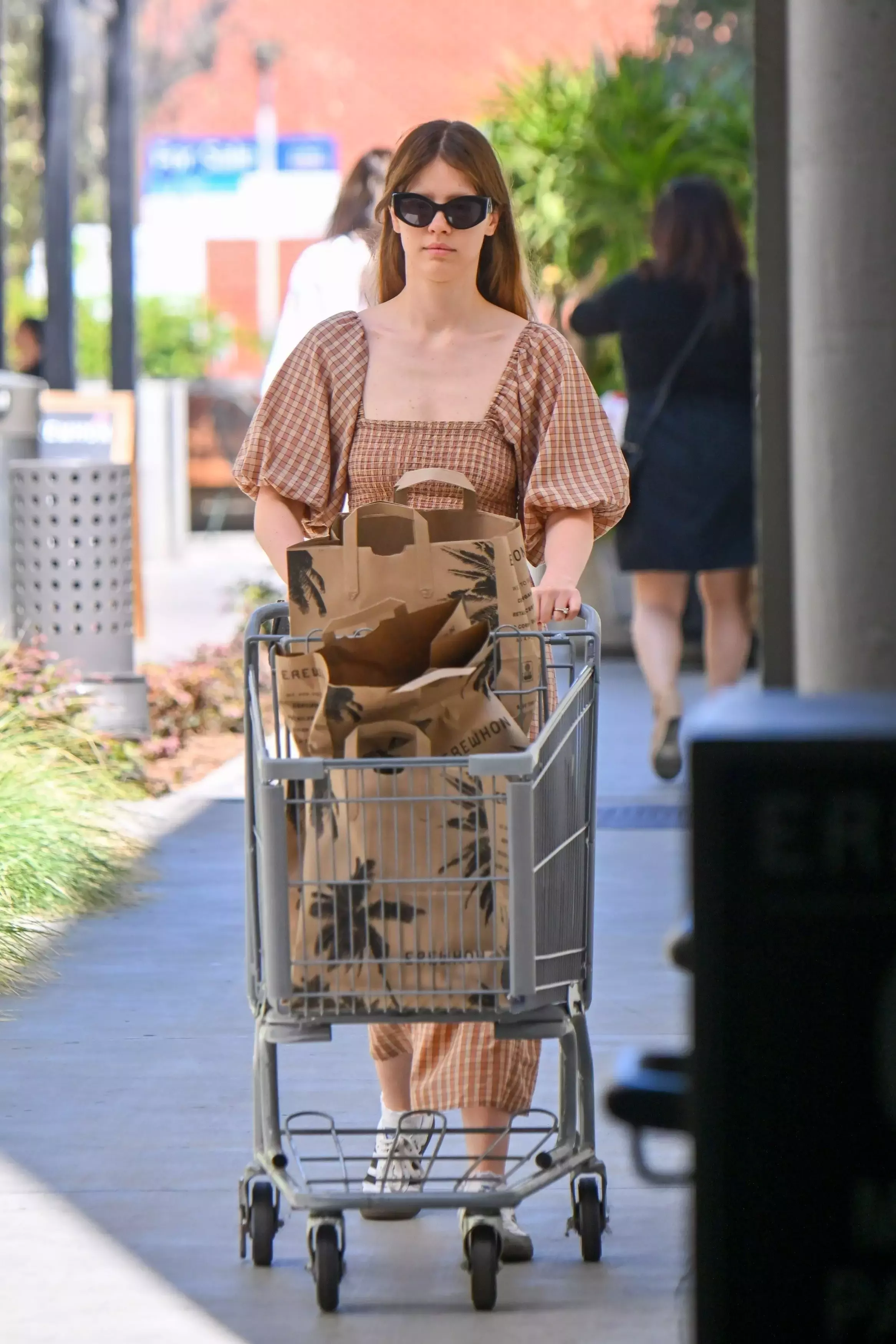 Mia Goths Effortlessly Cool Look In Pasadena
