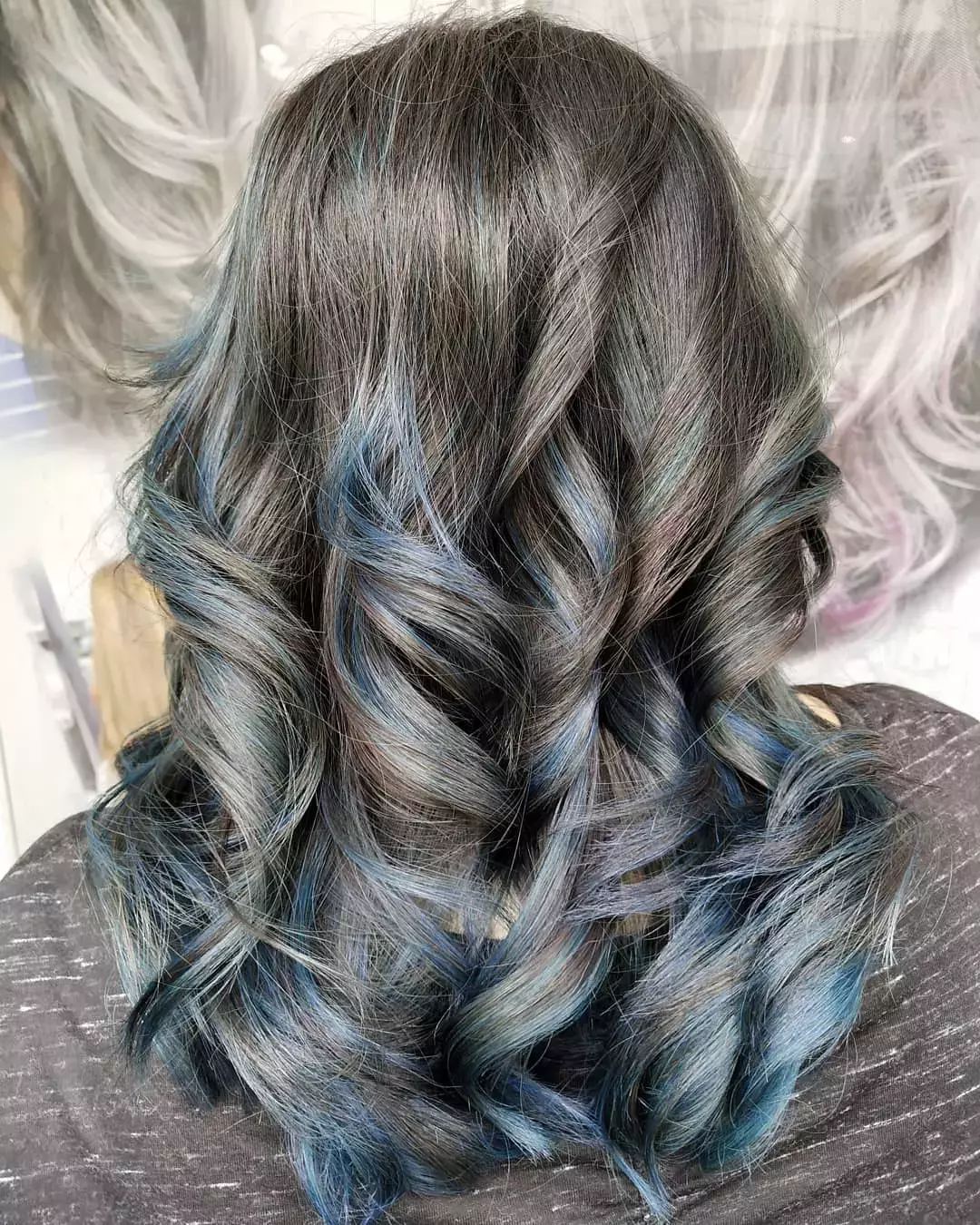 Soft Waves With Midnight Blue Highlights