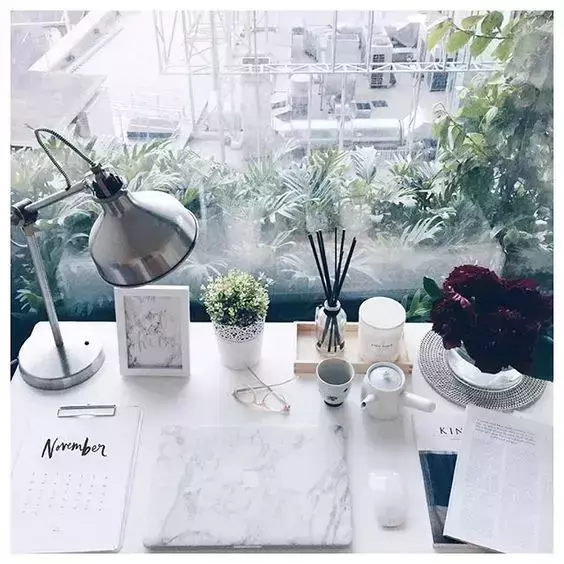 7 Things to Keep on Your Desk for a More Productive Day